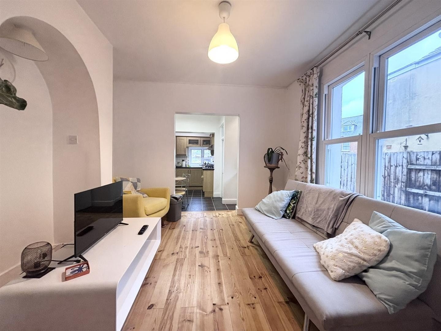 Flat Walm Lane in Greater London
