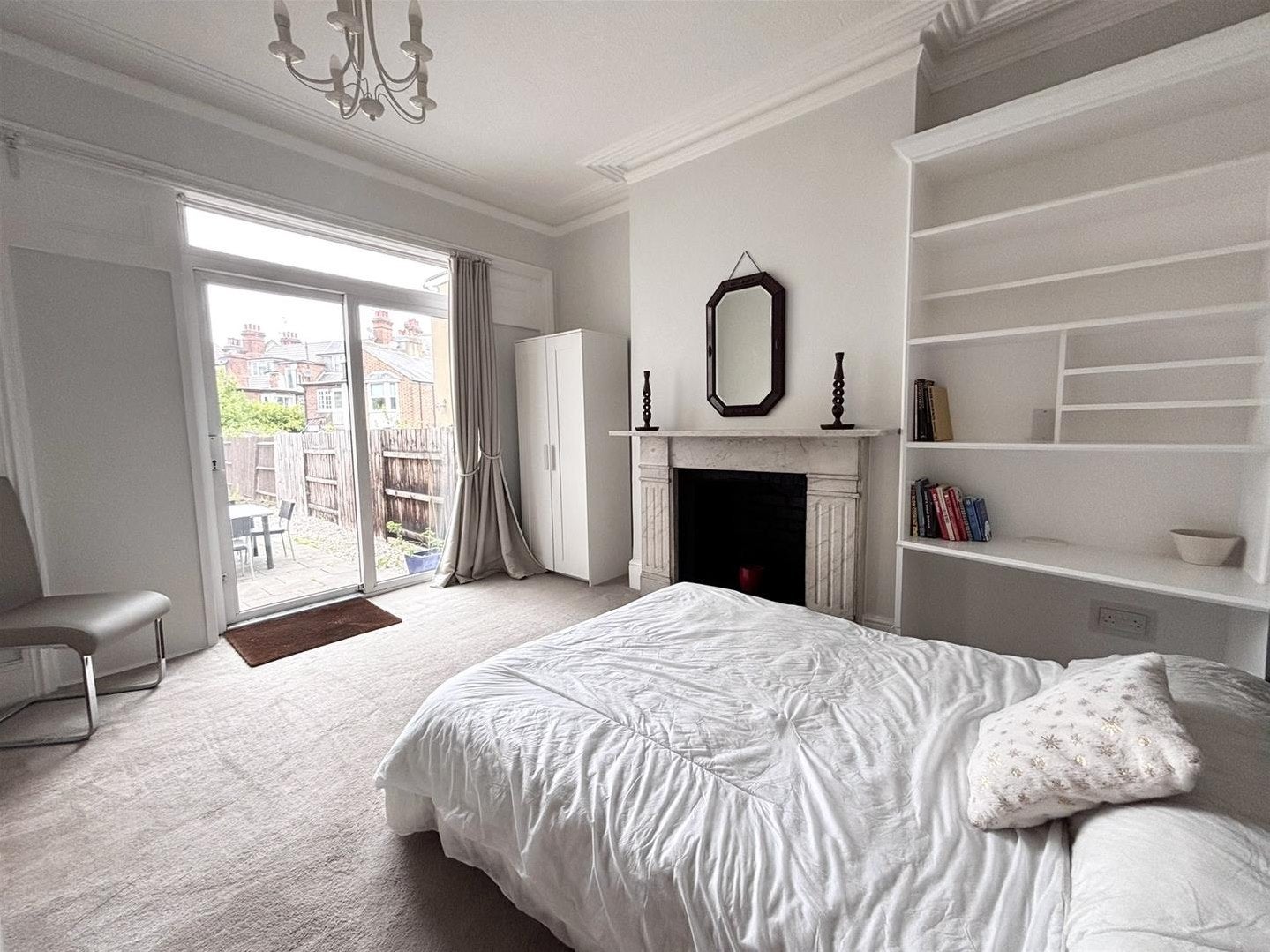 Flat Walm Lane in Greater London