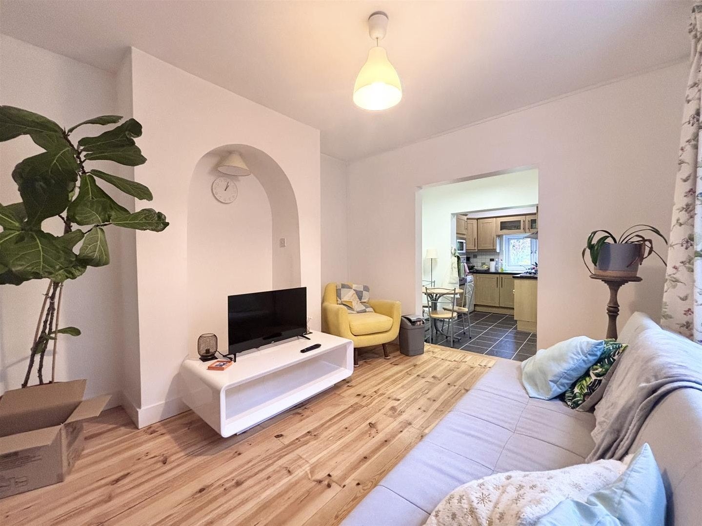 Flat Walm Lane in Greater London
