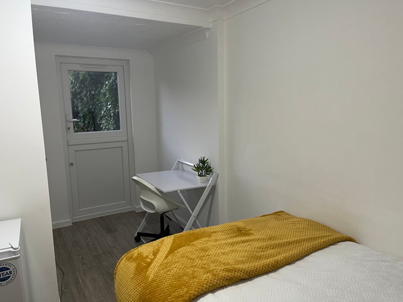 Room Sandon Road in Basildon