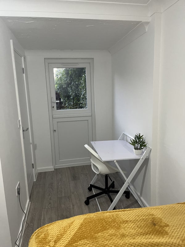 Room Sandon Road in Basildon