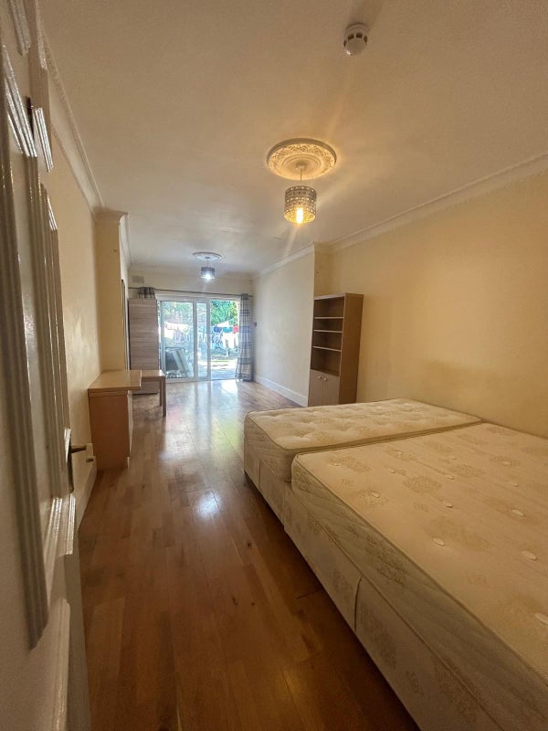 Room Oakington Manor Drive in Greater London