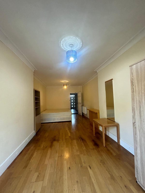 Room Oakington Manor Drive in Greater London