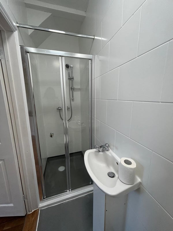 Room Oakington Manor Drive in Greater London