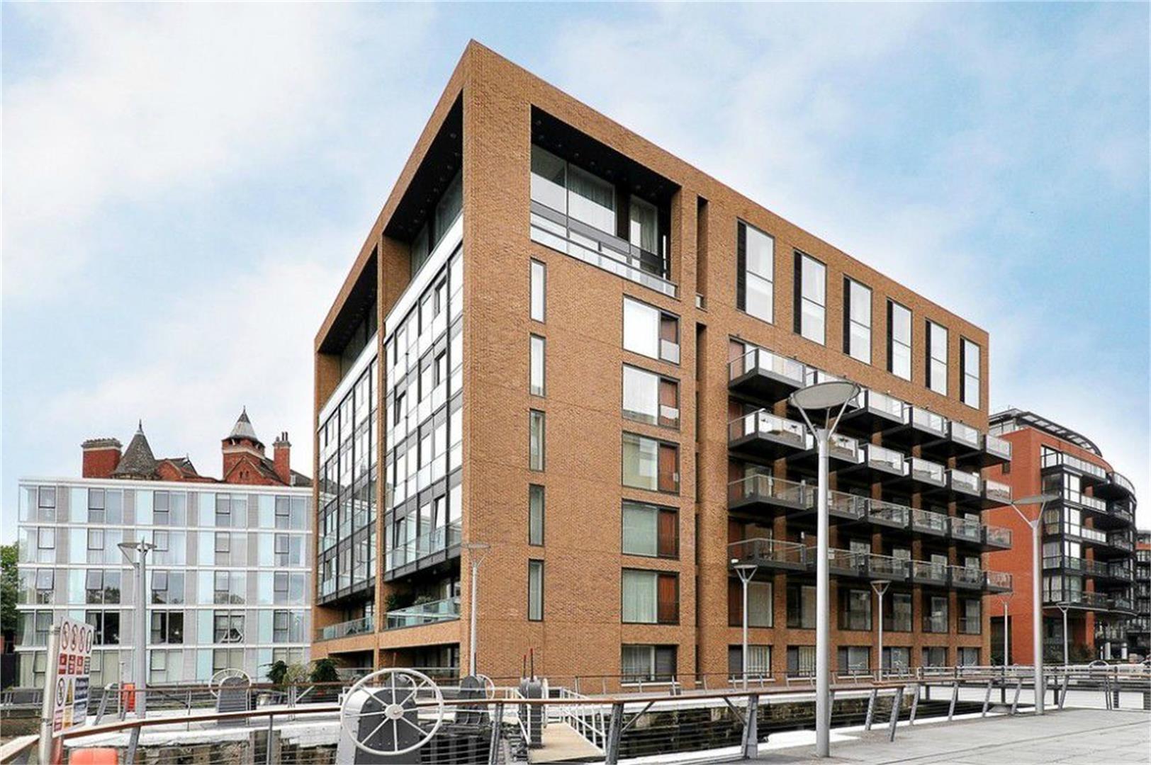 Flat Gatliff Road in City of Westminster