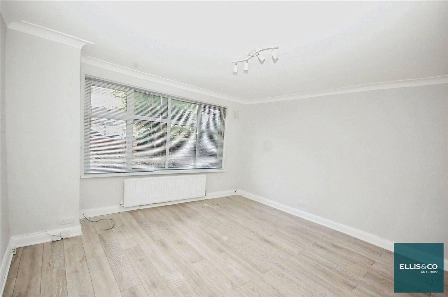 Flat Fursby Avenue in Greater London