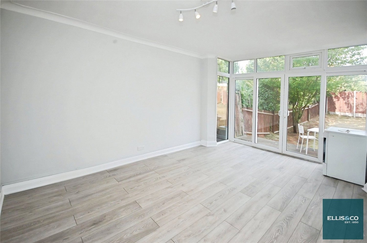 Flat Fursby Avenue in Greater London