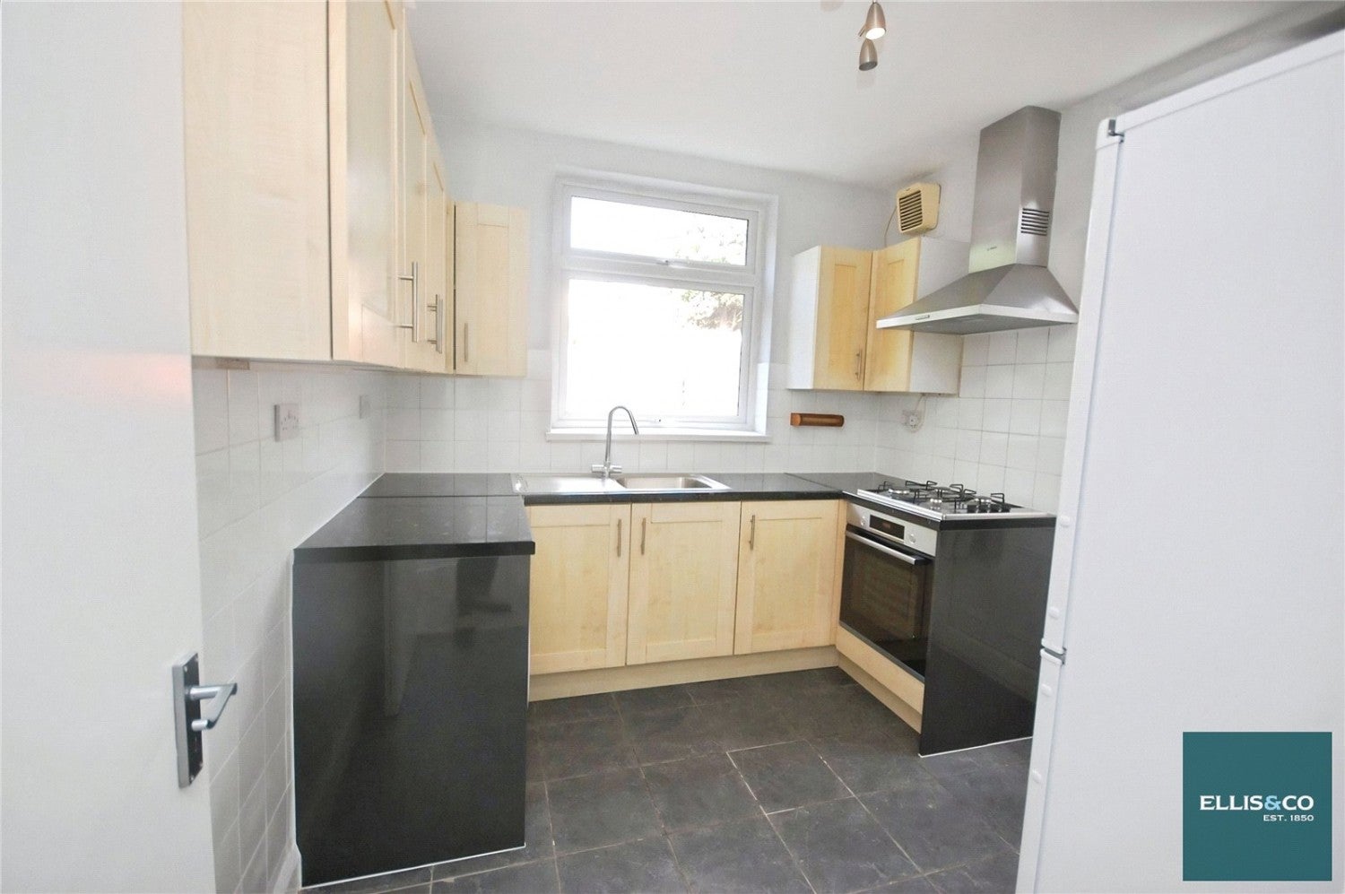 Flat Fursby Avenue in Greater London