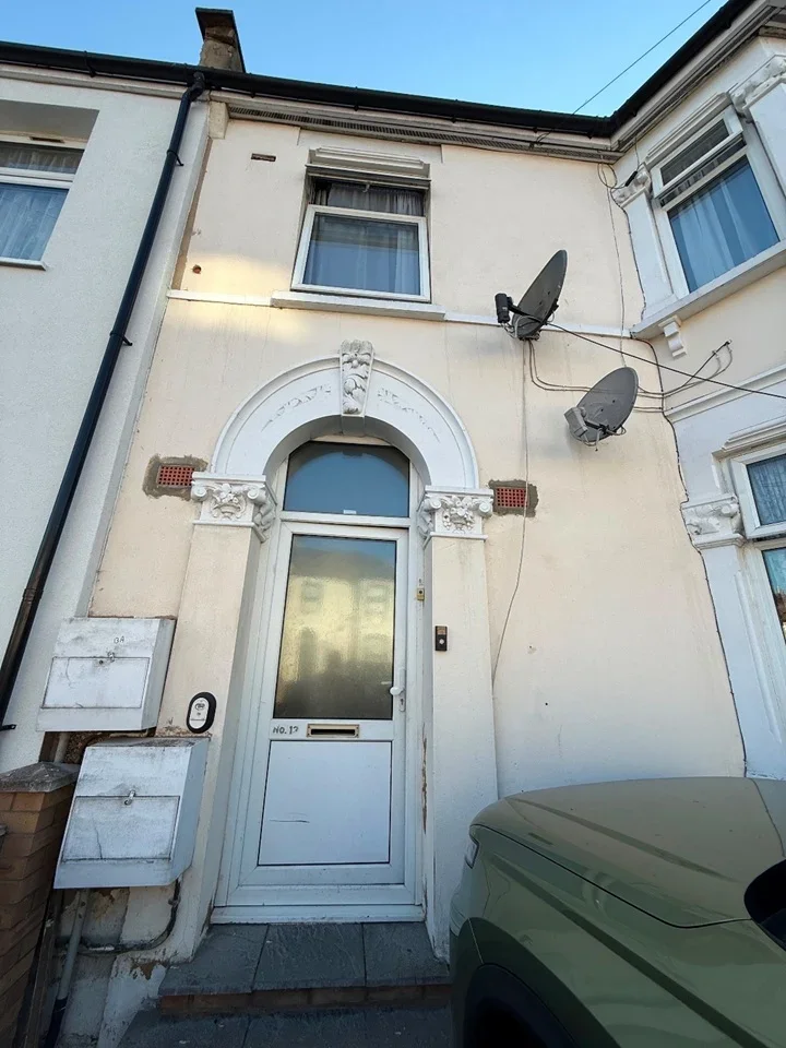 Flat Milverton Gardens in Greater London