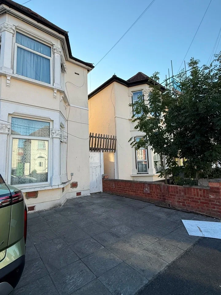 Flat Milverton Gardens in Greater London