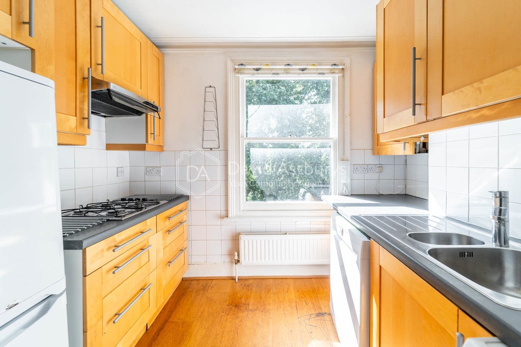 Flat Middle Lane in Greater London