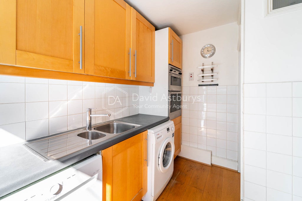 Flat Middle Lane in Greater London