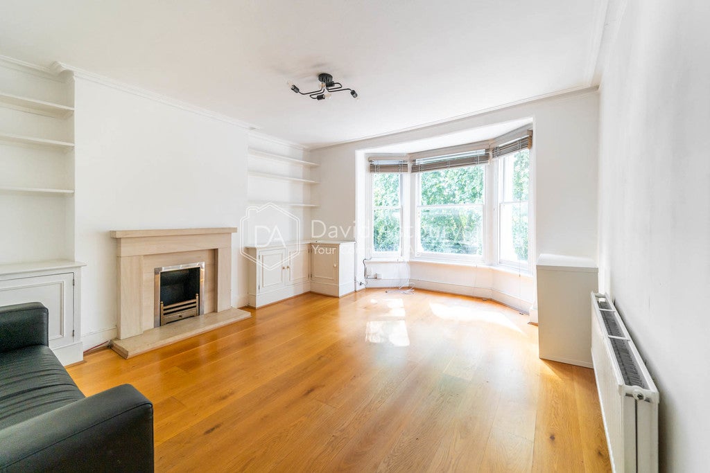 Flat Middle Lane in Greater London