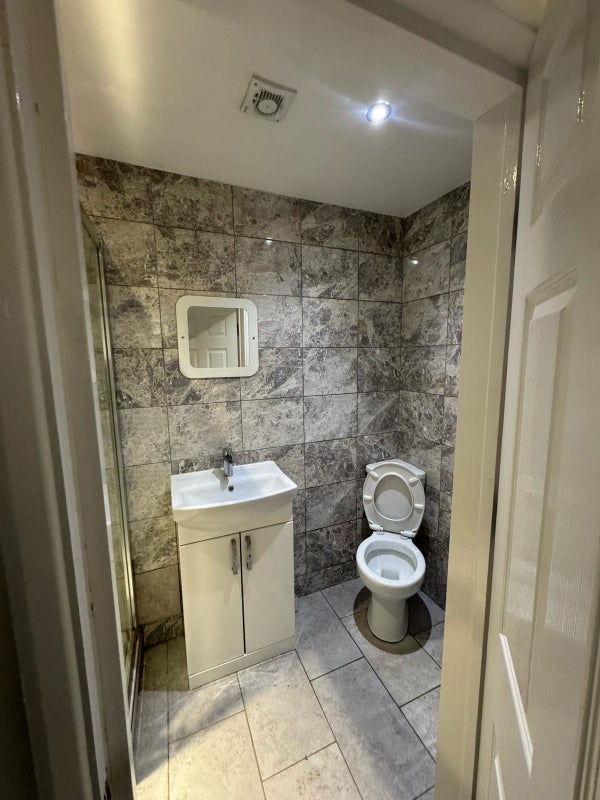 Room Bow Common Lane in Greater London