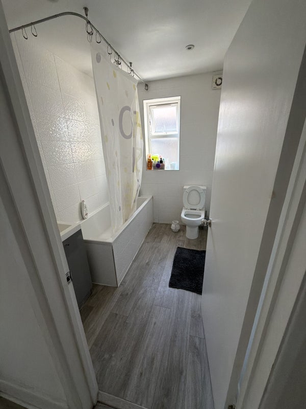 Room Romford Road in Greater London