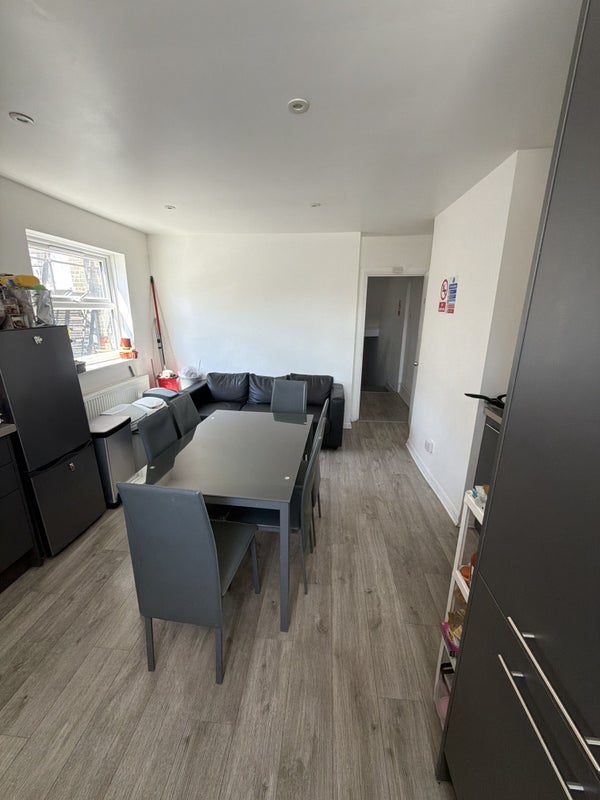 Room Romford Road in Greater London