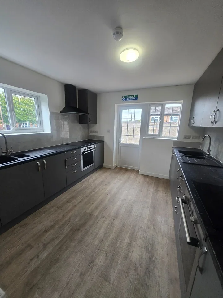 Room Farnham Road in Slough