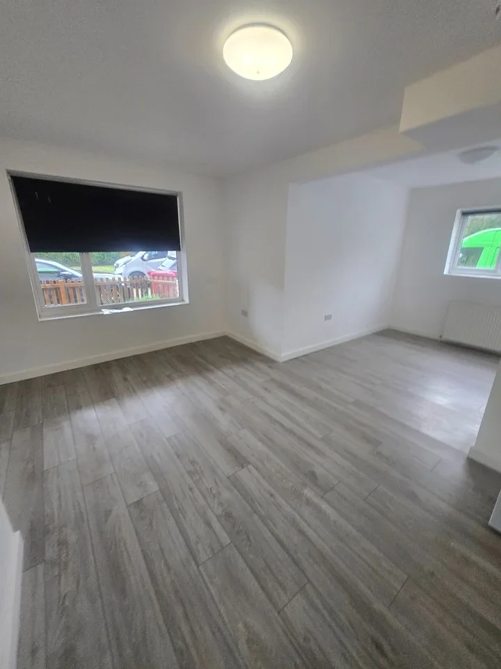 Room Farnham Road in Slough