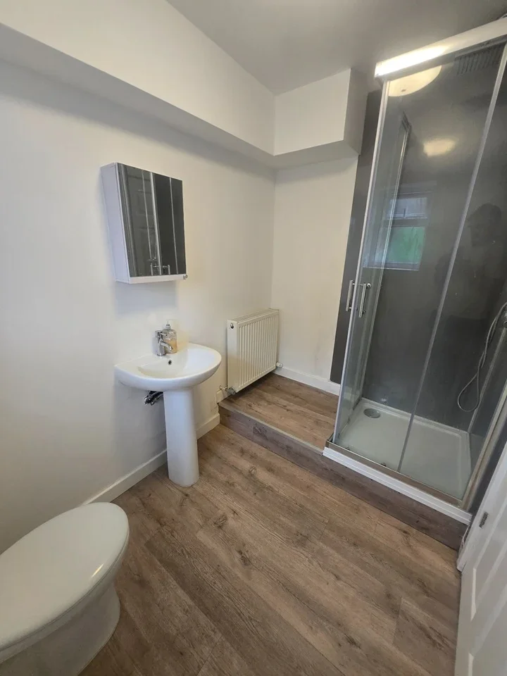 Room Farnham Road in Slough