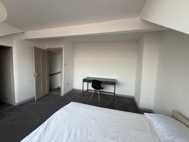Room Burley Lodge Road in Leeds