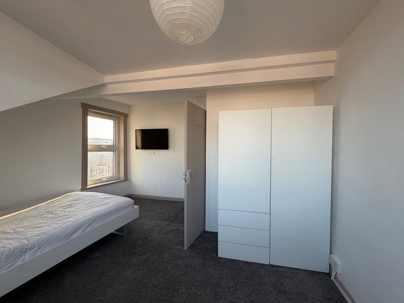 Room Burley Lodge Road in Leeds