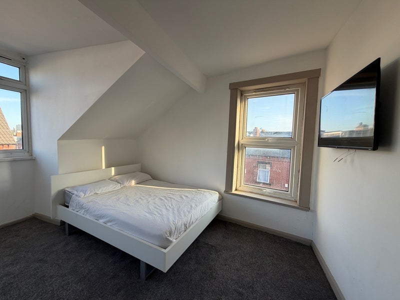 Room Burley Lodge Road in Leeds