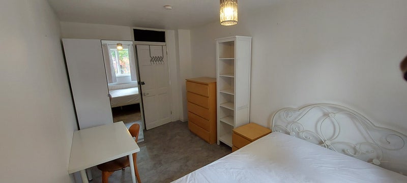 Room Pountney Road in Greater London