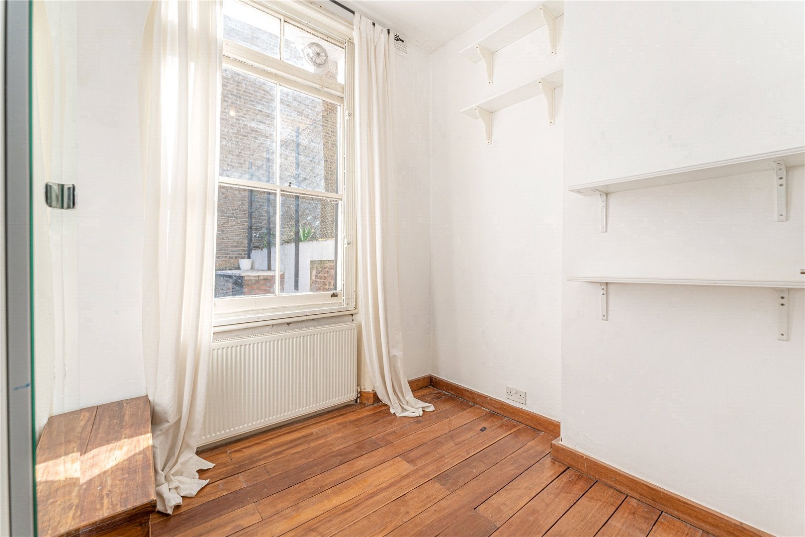 Flat Raddington Road in Greater London