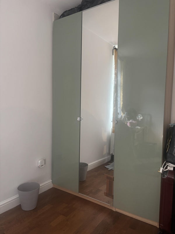Room Coll's Road in Greater London
