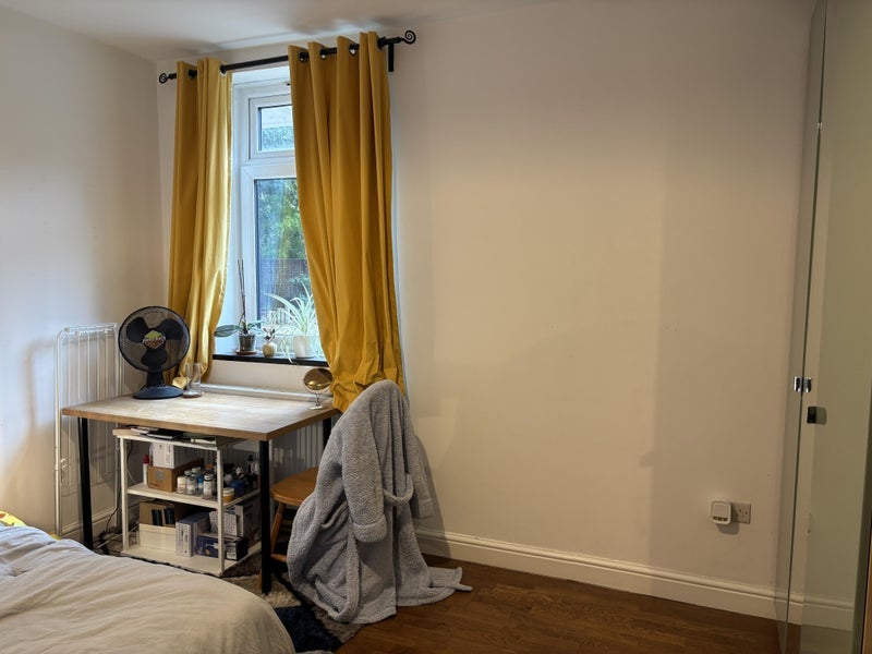 Room Coll's Road in Greater London
