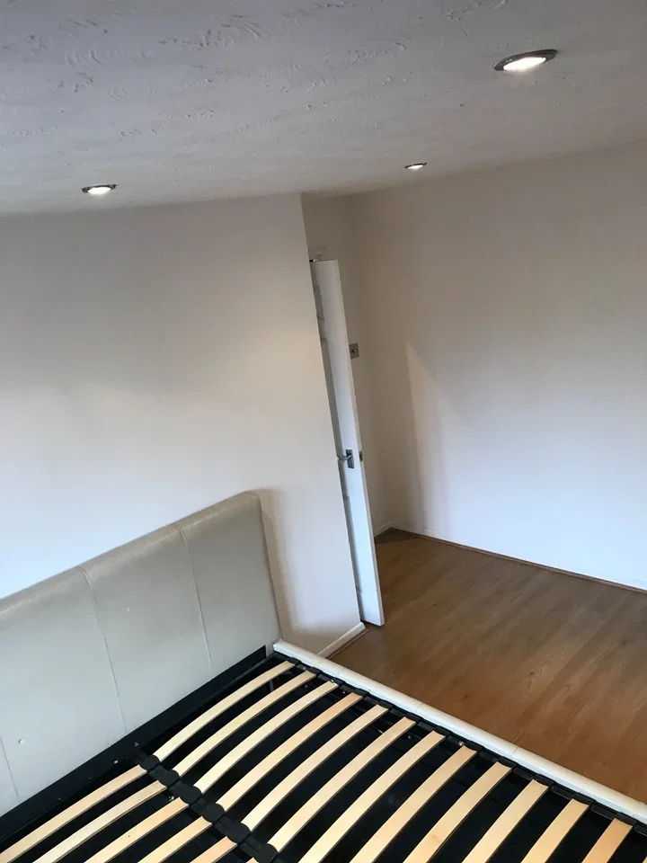 Flat Gladbeck Way in Greater London