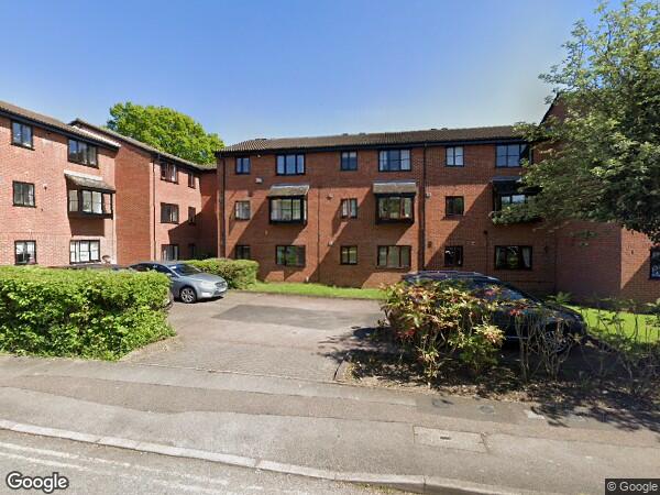 Flat Gladbeck Way in Greater London