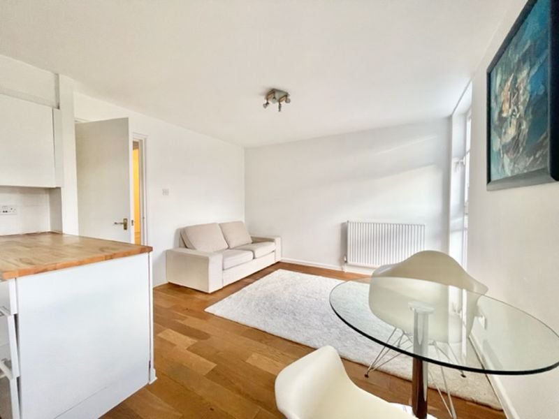 Flat Asher Way in Greater London
