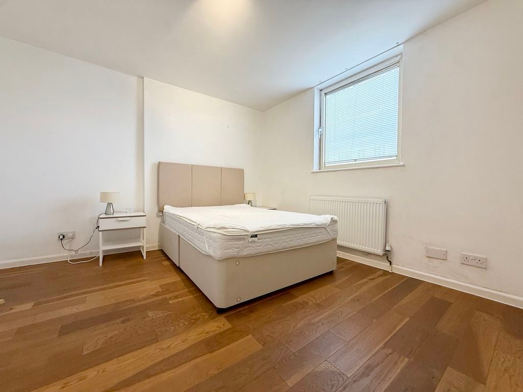 Flat Asher Way in Greater London