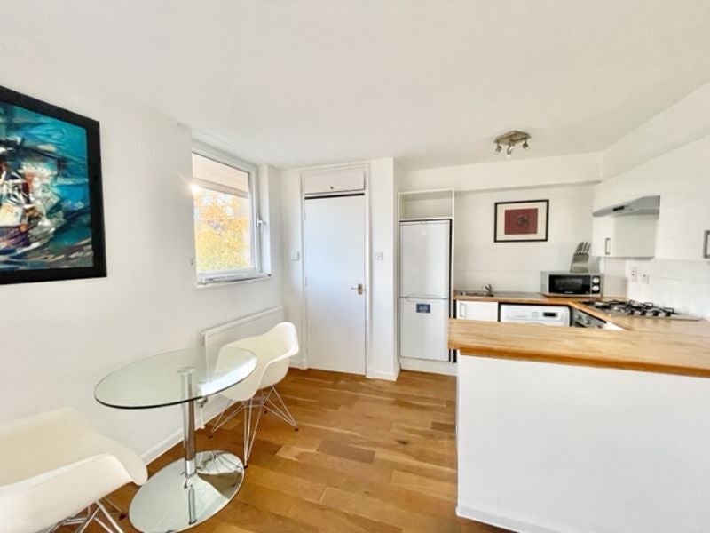 Flat Asher Way in Greater London