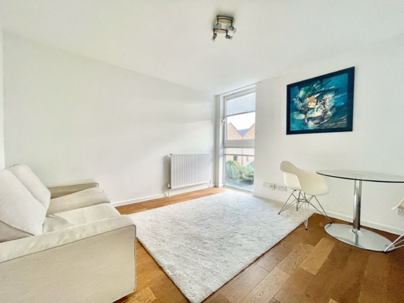 Flat Asher Way in Greater London