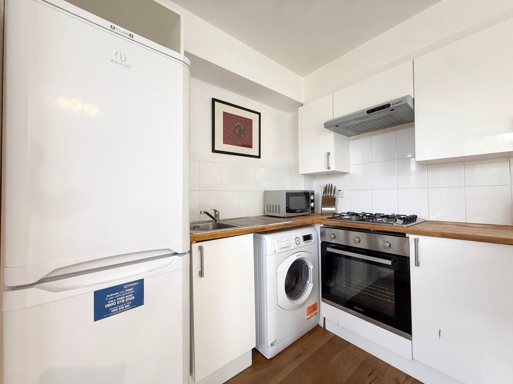 Flat Asher Way in Greater London