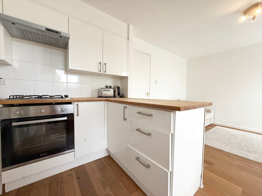 Flat Asher Way in Greater London