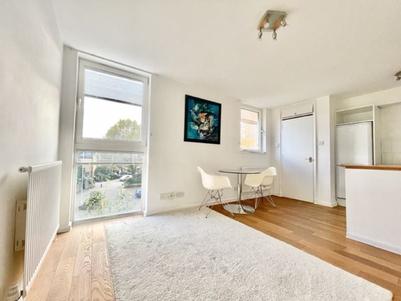 Flat Asher Way in Greater London