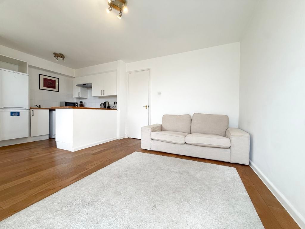Flat Asher Way in Greater London