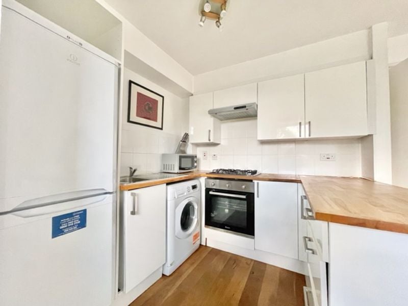 Flat Asher Way in Greater London