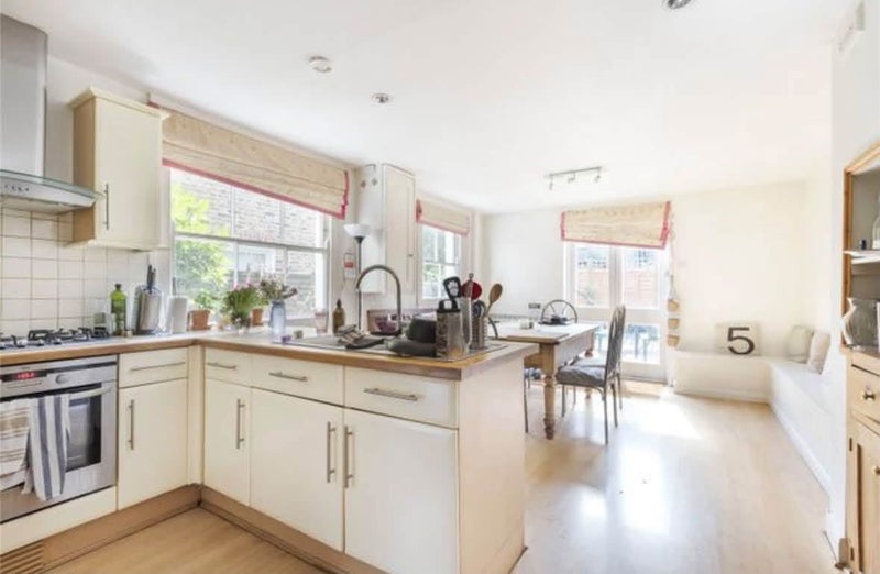 Room Lessar Avenue in Greater London