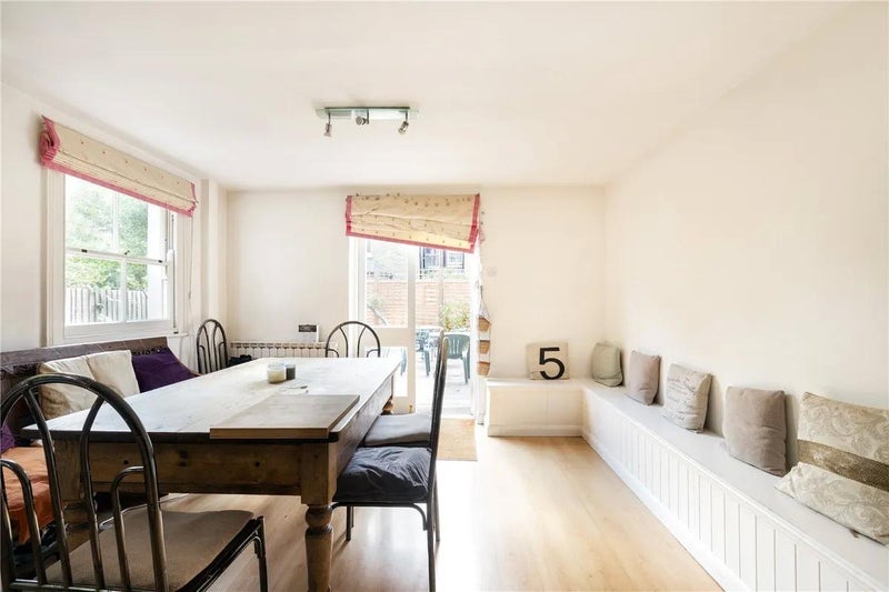 Room Lessar Avenue in Greater London