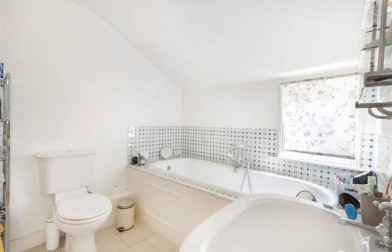 Room Lessar Avenue in Greater London