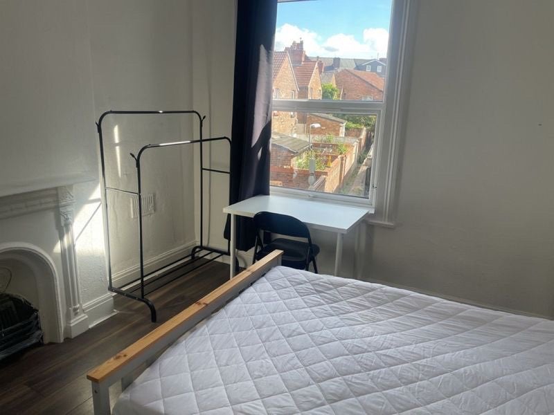 Room Rossett Avenue in Liverpool