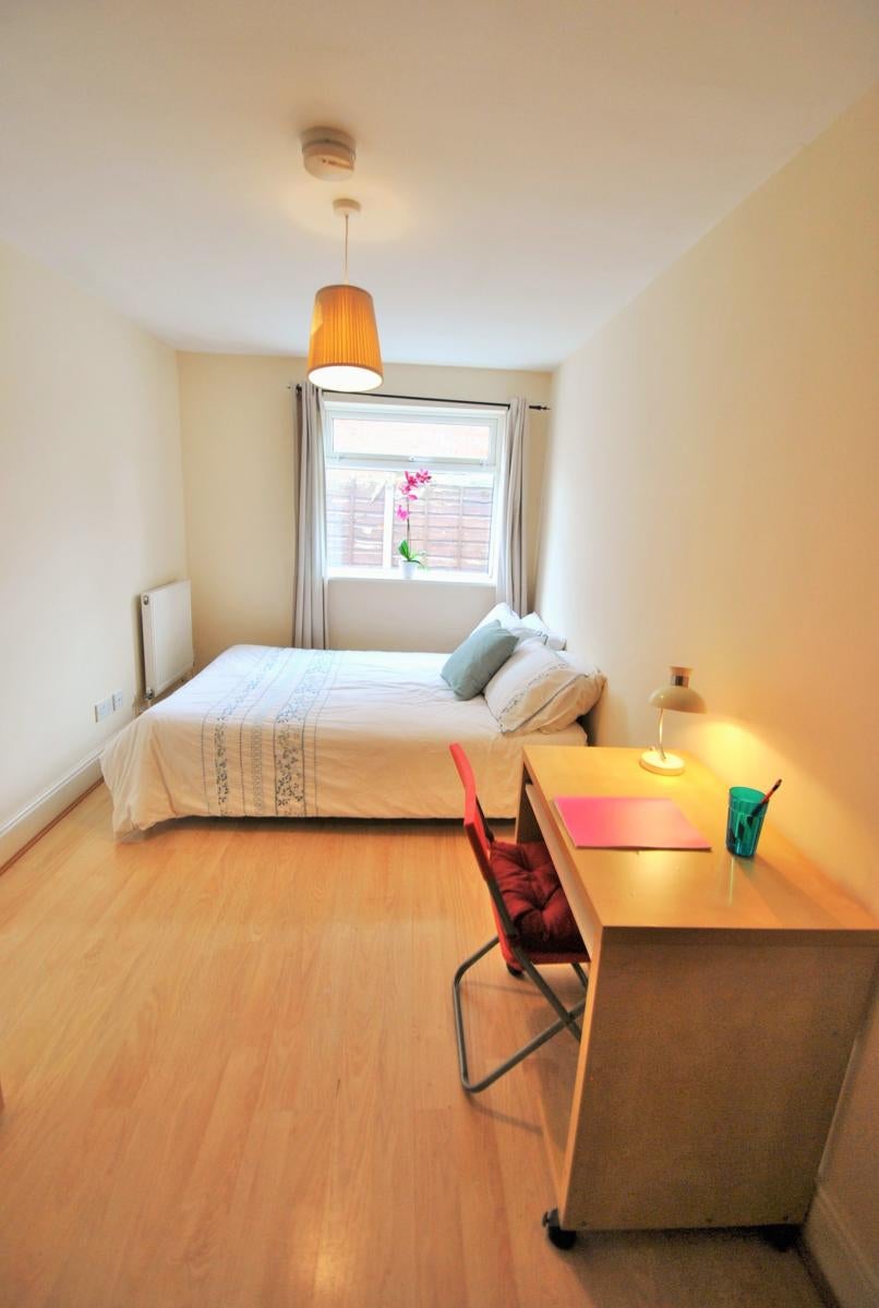 Flat Edgeworth Drive in Manchester