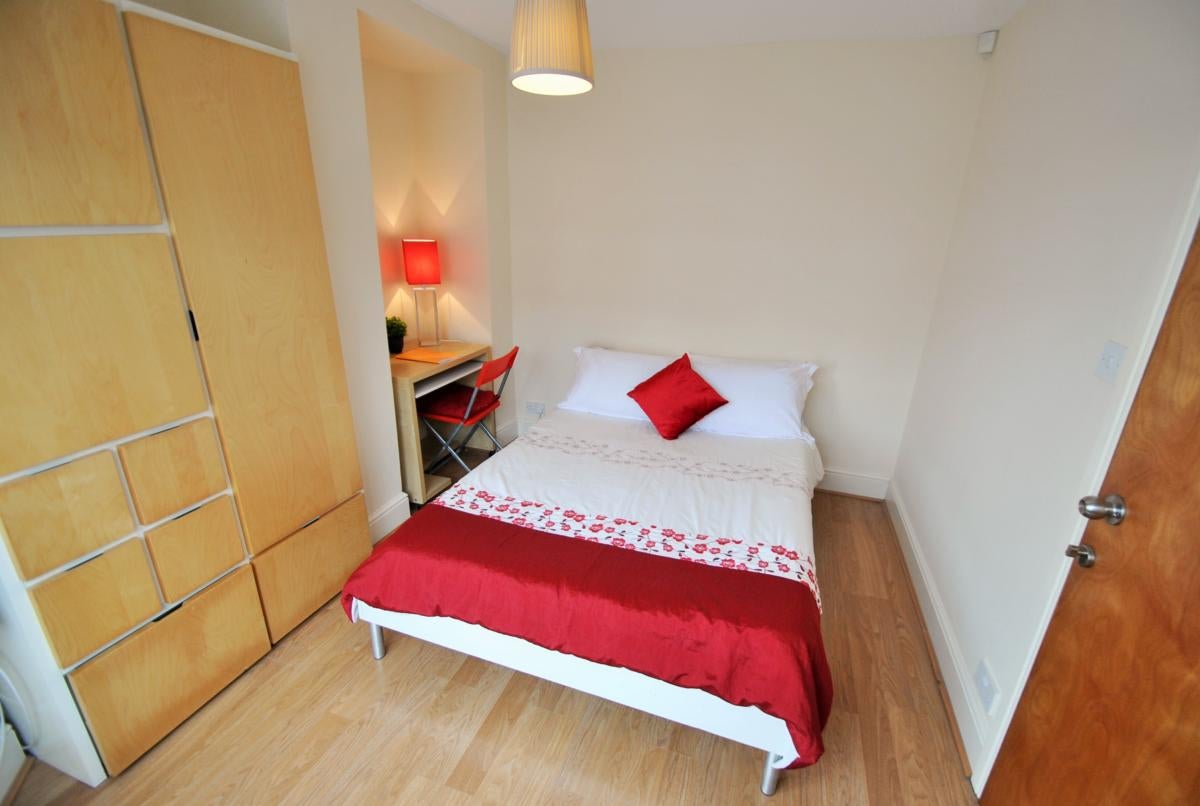 Flat Edgeworth Drive in Manchester
