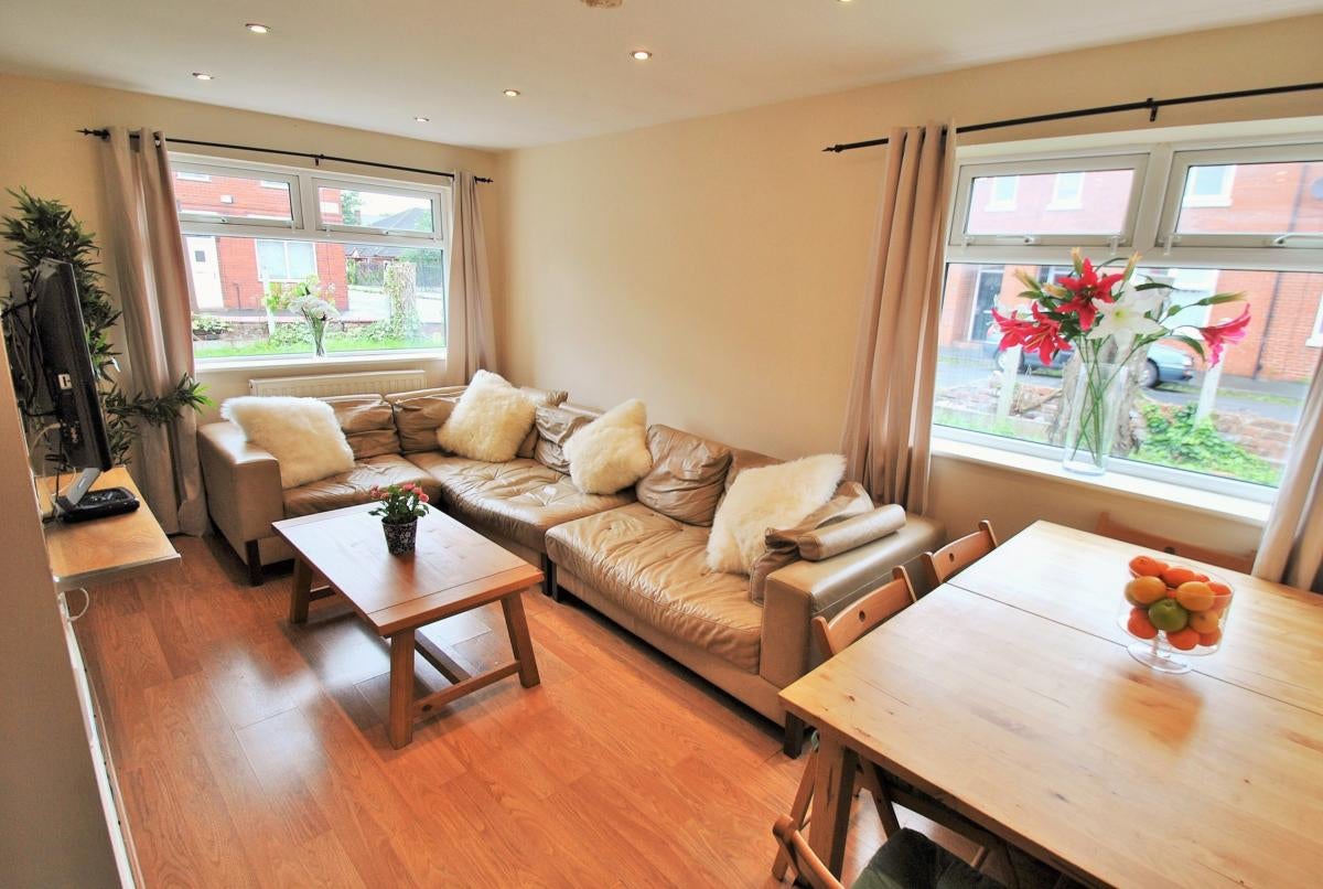 Flat Edgeworth Drive in Manchester