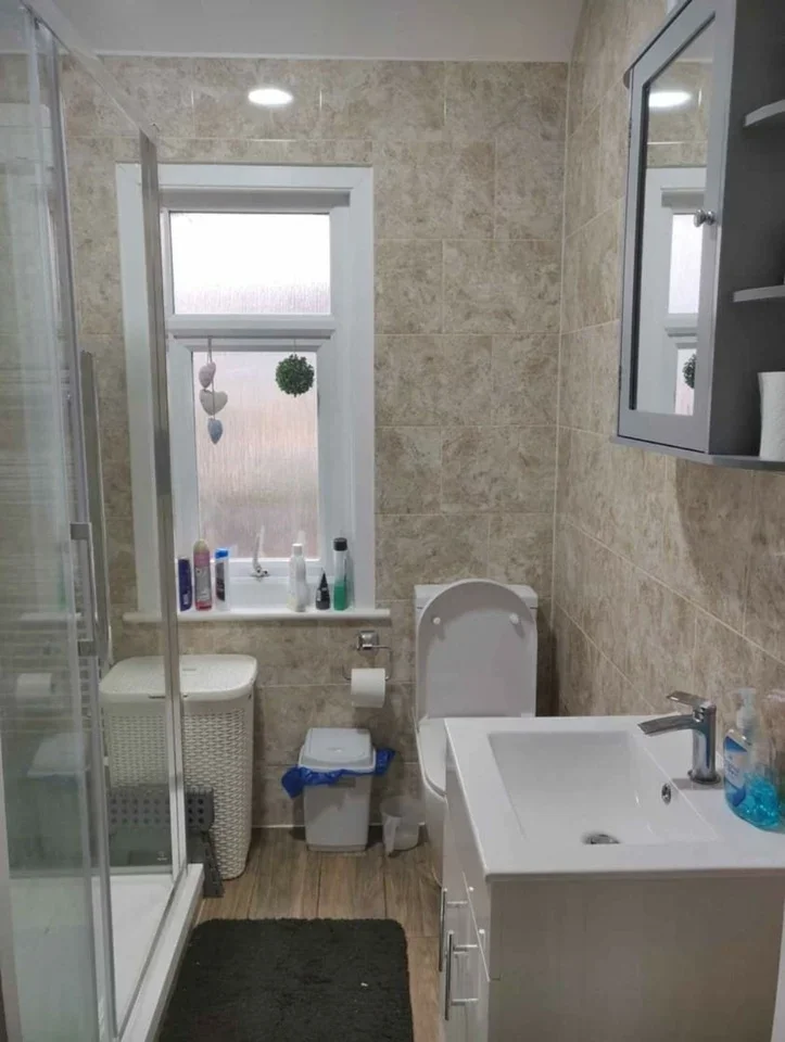 Room Sandycombe Road in Greater London