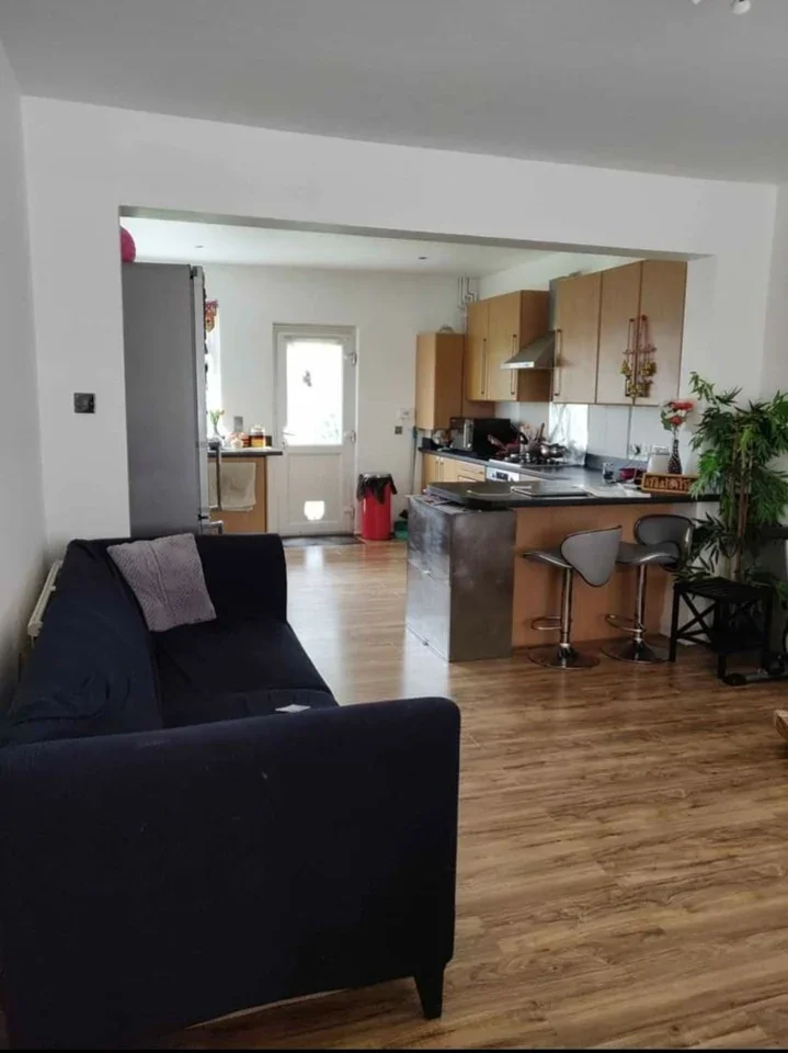 Room Sandycombe Road in Greater London
